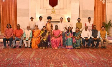 राष्ट्रपति द्रौपदी मुर्मु ने कलाकारों के एक समूह से मुलाकात कर उनकी कलाकृतियों का अवलोकन किया