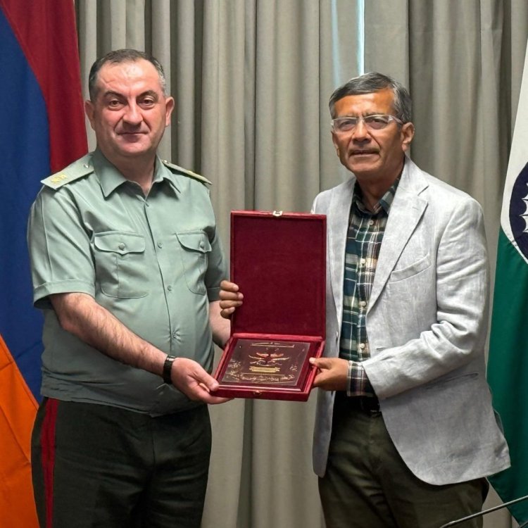 रक्षा सचिव राजेश कुमार सिंह ने नई दिल्ली में आर्मेनिया के सैन्य प्रमुख के साथ द्विपक्षीय बैठक की